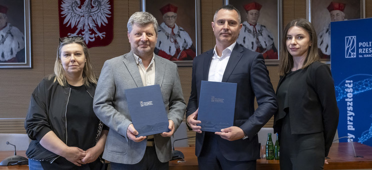 Od lewej: prof. PRz A. Sikora, rektor prof. P. Koszelnik, Łukasz Zieliński, arch. A. Pomykała