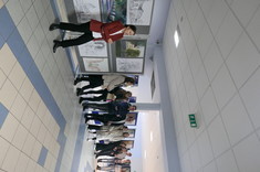 Dr hab. inż. Jolanta Dźwierzyńska, prof. Uczelni, na zdjęciu widoczne prace: Aleksandry Sadowskiej i Kamili Rząsy (lewa plansza), Izabeli Jaworskiej i Aleksandry Sadowskiej (prawa plansza górny rząd), Moniki Wiśniewskiej i Wiktorii Niemczyk (prawa plansza dolny rząd), w dalszym planie studenci, fot. mgr inż. arch. Beata Raś.