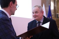 Dziekan prof. dr hab. inż. Lech Lichołai - promotor rozprawy doktorskiej dr inż. Joanny Krasoń, odbiera dyplom z rąk Dyrektora Generalnego Ministerstwa Rozwoju i Technologii - Michała Graczyka