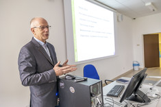 Dr inż. L. Bichajło podczas prezentacji.