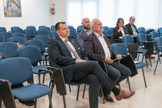 Osoby obecne na uroczystym rozstrzygnięciu konkursu na najlepszą pracę dyplomową absolwentów studiów II stopnia kierunków: inżynieria środowiska i energetyka, w tym w pierwszym rzędzie od lewej: mgr inż. Wacław Kamiński - Przewodniczący Okręgowej Rady PDK OIIB, mgr inż. Leszek Kaczmarczyk - Prezes PZITS O. Podkarpackiego