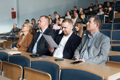 Na pierwszym planie Władze Wydziału, od lewej: dr inż. Marzena Kłos, prof. PRz, dr hab. inż. Piotr Nazarko, prof. PRz, dr inż Krzysztof Boryczko oraz Władze Uczelni - dr hab. inż. Bartosz Miller, prof. PRz podczas przemówienia Dziekana WBIŚiA, fot. Arkadiusz Surowiec