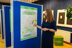 Prezentacja posteru pracy pt. "Możliwości wykorzystania narzędzi GIS w planowaniu przestrzennym na wybranym przykładzie" przez autorkę mgr inż. Weronikę Bojdo.