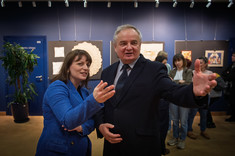 Rozmowa kobiety i mężczyzny na temat dzieł znajdujących się w galerii