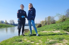 Uczestniczki wydarzenia sprzątania brzegów rzeki Wisłok w ramach akcji Operacja Czysta Rzeka.