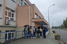 Przedstawiciele zespołu projektu „Iskra - budowanie międzyuczelnianych zespołów badawczych" „Politechniczna Sieć VIA CARPATIA im. Prezydenta RP Lecha Kaczyńskiego" z Politechnik: Rzeszowskiej, Białostockiej i Lubelskiej przed budynkiem K.