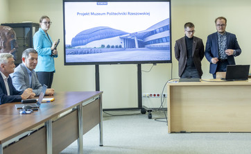 Od lewej: prof. dr hab. inż. Marek Gosztyła, dr hab. inż. Bartosz Miller, prof. PRz - Prorektor ds. studenckich i umiędzynarodowienia, Patrycja Matyś, inż. Hubert Leszczyński, Jakub Skierski