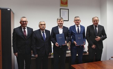 Od lewej: zastępca burmistrza Starego Sącza mgr inż. Kazimierz Gizicki, prof. dr hab. inż. Marek Gosztyła, Rektor Politechniki Rzeszowskiej prof. dr hab. inż. Piotr Koszelnik, burmistrz Starego Sącza mgr. Jacek Lelek, Dziekan Wydziału Budownictwa, Inżynierii Środowiska i Architektury prof. dr hab. inż. Lech Lichołai.