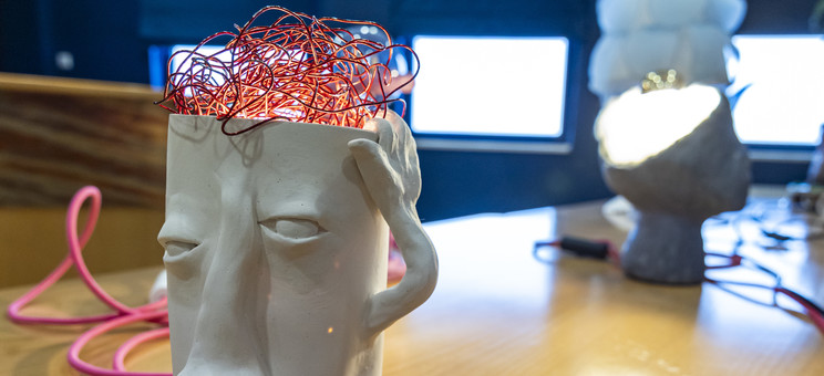 Jedna z lamp wykonanych przez uczestniczkę konkursu w kształcie głowy z której wystają kable przypominające kłębiące się myśli