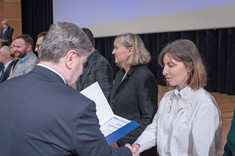 Wręczenie dr Monice Zdeb (Katedra Oczyszczania i Ochrony Wód) nagrody za patent.