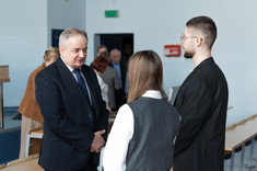 Dziekan WBIŚiA prof. dr hab. inż. Lech Lichołai rozmawia z nagrodzonymi studentami mgr inż. arch. Pauliną Więcek oraz mgr. inż. arch. Przemysławem Dybasiem, fot. Arkadiusz Surowiec