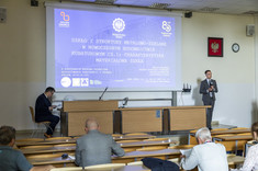 Wystąpeinie prelegenta podczas sesji dotyczącej konstrukcji ze szkła