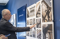 Lesław Bichajło prof. Uczelni wskazuje z zainteresowaniem na jedną z prezentowanych fotografii
