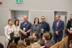 Uczestnicy konferencji INNOBUILD 2026, w tym nagrodzone w konkursie na najlepszy poster konferencji dr inż. Ewelina Barnat oraz dr inż. Joanna Krasoń