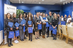 Absolwenci studiów podyplomowych pn. "Architektura wnętrz i wystawiennictwa" oraz "Technologia BIM w projektowaniu i realizacji inwestycji budowlanych" wraz ze świadectwami ukończenia studiów