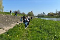 Uczestnicy wydarzenia sprzątania brzegów rzeki Wisłok w ramach akcji Operacja Czysta Rzeka.