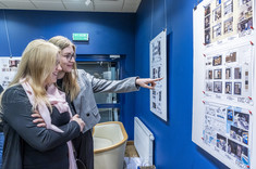 Dwie absolwentki studiów podyplomowych pn. "Architektura Wnętrz i Wystawiennictwa" podczas wystawy wybranych prac projektowych absolwentów tego kierunku.