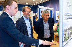 Uczestnicy Sesji Posterowej, w tym Dyrektor ds. Inwestycji Developres sp. z o.o. mgr inż. Wojciech Staszkiewicz, podczas Drugiej Konferencji "Studenci Politechniki Rzeszowskiej projektują Rzeszów", fot. mgr Dawid Zientek