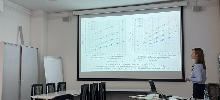 Mgr inż. Beata Piotrowska (Katedra Infrastruktury i Gospodarki Wodnej) podczas wygłaszania seminarium na temat "Badania odzysku ciepła odpadowego w instalacjach kanalizacyjnych obiektów mieszkalnych".