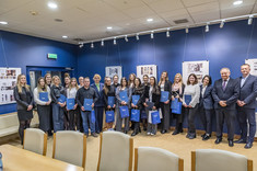 Absolwenci studiów podyplomowych pn. "Architektura wnętrz i wystawiennictwa" wraz z Władzami Wydziału Budownictwa, Inżynierii Środowiska i Architektury