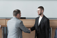 Prorektor ds. studenckich i umiędzynarodowienia - dr hab. inż. Bartosz Miller, prof. PRz skałada gratulacje mgr. inż. arch. Przemysławowi Dybasiowi, fot. Arkadiusz Surowiec