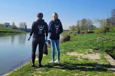 Uczestniczki wydarzenia sprzątania brzegów rzeki Wisłok w ramach akcji Operacja Czysta Rzeka.