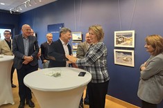 Pani Profesor Galina Kalda odbiera gratulacje od Rektora Piotra Koszelnika, fot. dr inż. arch. Joanna Dudek