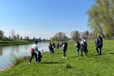 Uczestnicy wydarzenia sprzątania brzegów rzeki Wisłok w ramach akcji Operacja Czysta Rzeka.