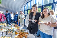 Uczestnicy otwarcia Wydziałowej Strefy Relaksu "RUSZTOWANIE", na pierwszym planie od lewej: mgr inż. Natalia Bróż, mgr inż. Anna Rzepka, fot. Beata Motyka.