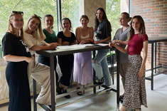 Uczestniczki, wraz dr hab. inż. arch. Anną Martyką, prof. PRz, międzynarodowych studenckich warsztatów urbanistycznych: MARKETPLACES AS PLACES OF LOCAL ACTIVITIES – STRATEGY, DESIGN, PEOPLE