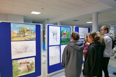 Studenci oglądający prace, lewa plansza od góry: Jakuba Licaka, Moniki Szyszki, Julii Lepianki, środkowa plansza od góry: Julii Piłat, Ewy Talarek, Joanny Szyszki, Macieja Czółno, prawa plansza od góry: Moniki Wiśniewskiej, Julii Markowicz, Nicole Kwiatanowskiej-Nawrockiej, fot. mgr inż. arch. Beata Raś.