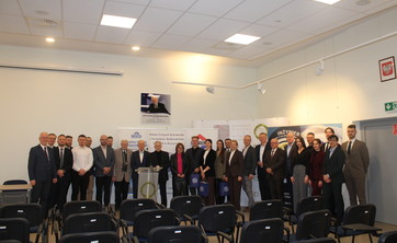 Uczestnicy oraz jury oraz promotorzy prac dyplomowych XVI edycji konkursu na najlepszą pracę magisterską na kierunku budownictwo